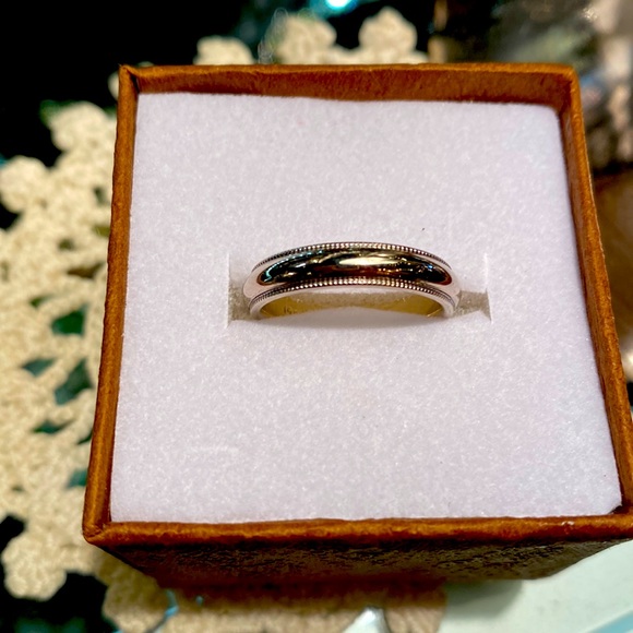 14kt White Gold Beaded edged wedding band